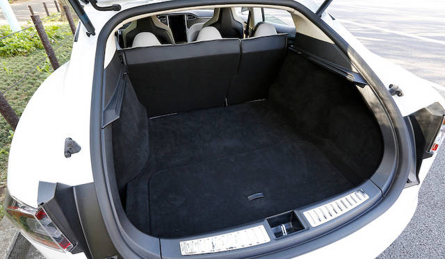 リアのスペースは744リットル