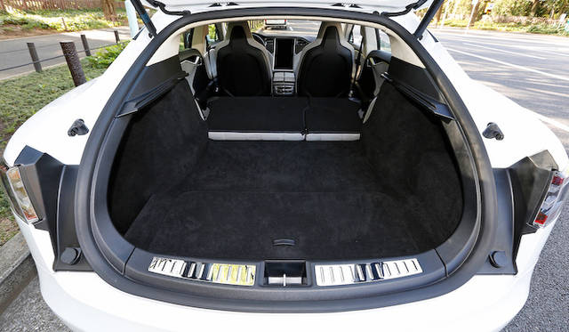 リアシートを倒せば、1,645リットル