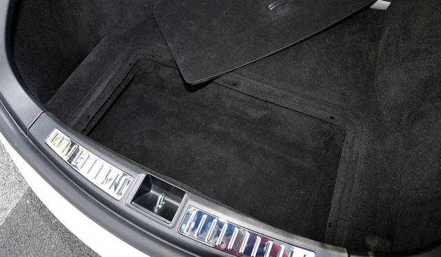 またトランク下にも収納部をそなえる