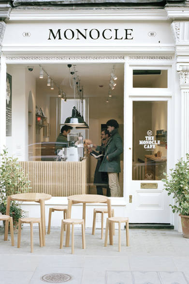 <strong>EAT｜ザ・モノクル・カフェ ロンドン本店</strong>　入り口前には、テラス席も用意