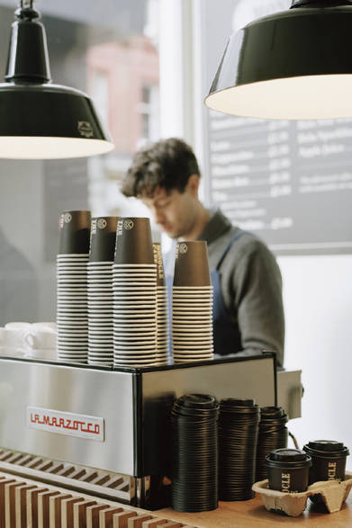 <strong>EAT｜ザ・モノクル・カフェ ロンドン本店</strong>　ショーディッチ地区にあるAllpress Espresso社の珈琲豆焙煎チームが厳選したフレッシュなコーヒーを用意