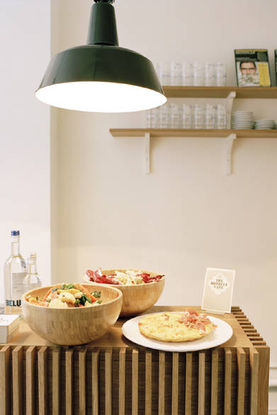 <strong>EAT｜ザ・モノクル・カフェ ロンドン本店</strong>　レッド・オークの特注カウンターがとりわけ目を引く1階