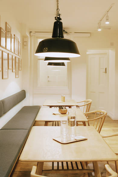 <strong>EAT｜ザ・モノクル・カフェ ロンドン本店</strong>　地下1階は、スクリーンやプロジェクターを完備