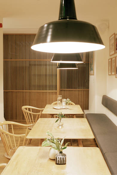 <strong>EAT｜ザ・モノクル・カフェ ロンドン本店</strong>　オットマンを備えたソファ席では、モノクルの24時間インターネットラジオ「Monocle 24」を聴きながらくつろぐこともできる