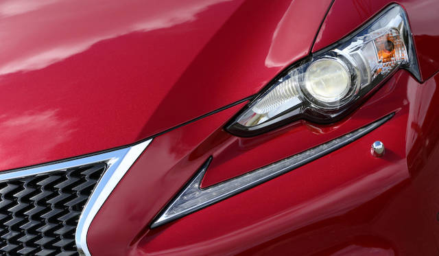 ヘッドランプから独立したLEDクリアランスランプ