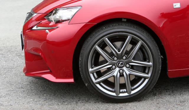 F SPORT専用アルミホイールに225/40R18のタイヤを履くフロント。リアタイヤは255/35R18。