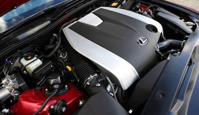 3,456 cc V型6気筒 DOHCエンジンからは、最高出力｜ 234kW（318ps）/ 6,400 rpm、最大トルク｜380Nm（38.7kgm）/ 4,800 rpmを発生。そしてこのエンジンのみ、8段オートマチックとの組みあわせとなる