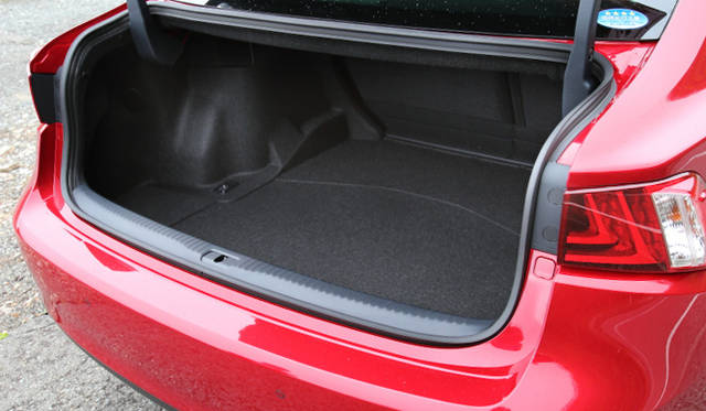 480リットルと従来比102リットル増しのラゲッジルーム。ハイブリッドモデルでも、デッキ下にバッテリーを搭載することで、ほぼ同様の450リットルを確保している。これにより、全車で6:4分割可倒式リアシートを備える