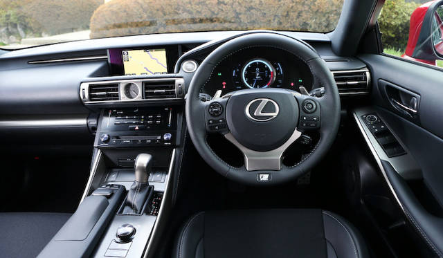 F SPORT専用の、本革ステアリングやシフトノブをそなえる