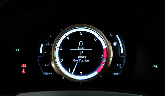 F SPORTのみにおごられる、「LFA」ゆずりのメーター。液晶画面をはめこんだリングごと移動する。写真はスポーツモード時の表示