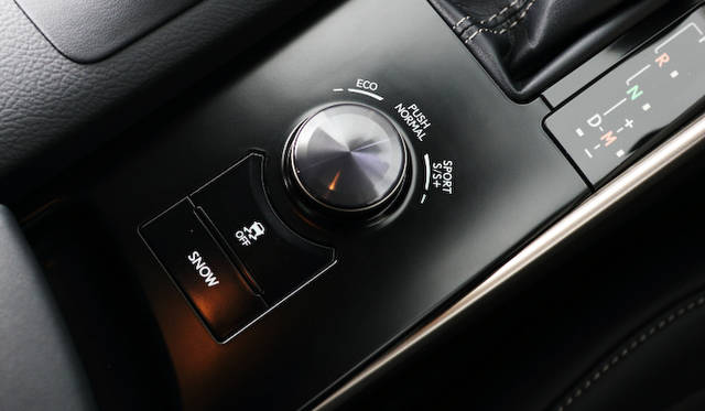 走行モードの切り替えは、センターコンソールのドライブモードセレクターから