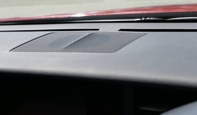 豊田章男社長の意向で、ダッシュボード中央のスピーカーのネットが、少し持ち上がっている