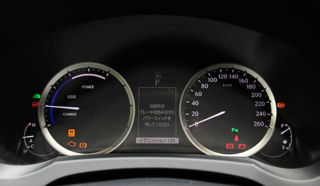 ハイブリッドモデルでエコ、ノーマルモードを選択すると、タコメーターが写真のような表示に変わる