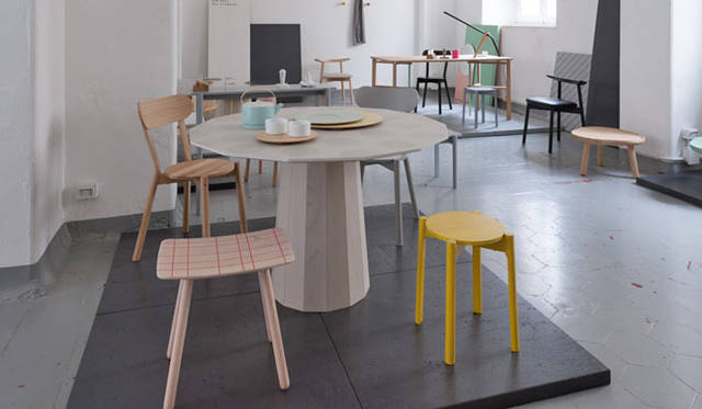 <strong>KARIMOKU NEW STANDARD｜カリモク ニュー スタンダード</strong>　ミラノサローネ2013　カリモク ニュー スタンダードは、開発を重ねてきたプロトタイプが製品化となり、ヨーロッパでの販売が決まったアイテムを中心に、これまでのコレクションと合わせてプレゼンテーションをおこなっている