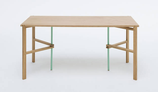 <strong>KARIMOKU NEW STANDARD｜カリモク ニュー スタンダード</strong>　ミラノサローネ2013　あたらしく商品ラインナップにくわわったアイテム（日本でも順次販売をスタート）<br><strong>「A-FRAME DESK / A-FRAME TABLE」</strong>　スペイン人デザイナー、トーマス・アロンソによるデザイン。脚を取り外すことができる簡易デスク。取り外した脚は、フラットになるので、未使用時には簡単に収納することができる。「狭小空間での暮らし」という、典型的な都市圏の生活環境に適した現代家具の提案