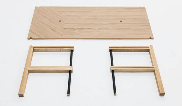 <strong>KARIMOKU NEW STANDARD｜カリモク ニュー スタンダード</strong>　ミラノサローネ2013　あたらしく商品ラインナップにくわわったアイテム（日本でも順次販売をスタート）<br><strong>「A-FRAME DESK / A-FRAME TABLE」</strong>