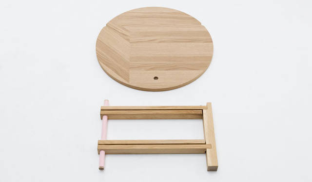 <strong>KARIMOKU NEW STANDARD｜カリモク ニュー スタンダード</strong>　ミラノサローネ2013　あたらしく商品ラインナップにくわわったアイテム（日本でも順次販売をスタート）<br><strong>「A-FRAME DESK / A-FRAME TABLE」</strong>