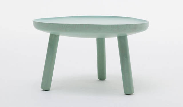 <strong>KARIMOKU NEW STANDARD｜カリモク ニュー スタンダード</strong>　ミラノサローネ2013　あたらしく商品ラインナップにくわわったアイテム（日本でも順次販売をスタート）<br><strong>「SOFT TRIANGLE」</strong>　スウェーデン人のデザインユニット、TAFによるデザイン。3本脚と緩やかに湾曲した天板が特徴的なコーヒーテーブル。小径木から採れる小さな木材を貼り合わせて、積層させたものから削り出すことで存在感のあるボリュームに