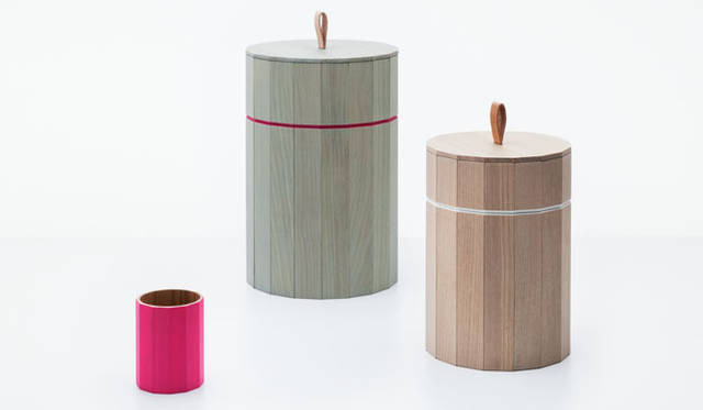 <strong>KARIMOKU NEW STANDARD｜カリモク ニュー スタンダード</strong>　ミラノサローネ2013　あたらしく商品ラインナップにくわわったアイテム（日本でも順次販売をスタート）<br><strong>「COLOUR BIN」</strong>　オランダ人のデザインユニット、ショルテン＆バーイングスによるデザイン。小径木を円形に組み合わせて形づくったコンテナーシリーズ。3つのサイズを用意しており、それぞれに半透明、蛍光色など、デザイナー特有のカラーリングをほどこしている。用途に応じていろいろなサイズから選べる