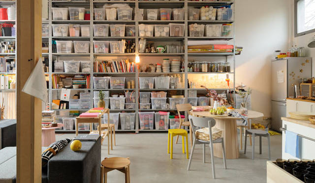 <strong>KARIMOKU NEW STANDARD｜カリモク ニュー スタンダード</strong>　ミラノサローネ2013　ここに来た方々は、気に入ったページを見つけるとそこに付箋を貼って、足跡を残して行く