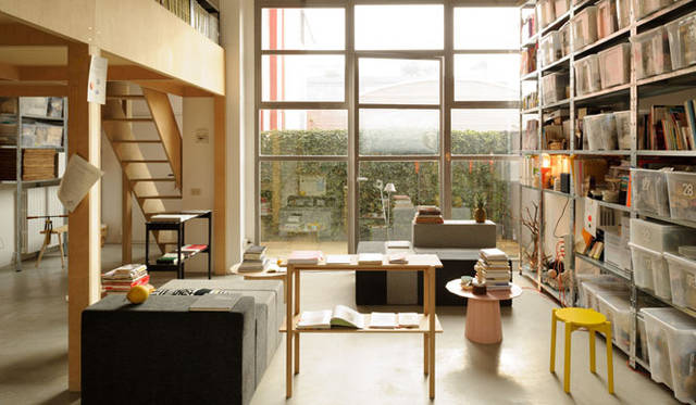 <strong>KARIMOKU NEW STANDARD｜カリモク ニュー スタンダード</strong>　ミラノサローネ2013　おしゃべりをしたり、お茶を飲んだり、本のページをめくりならが、いつの間にか腰掛けている。そんなリラックスした気分でカリモク ニュー スタンダードの家具に出合える