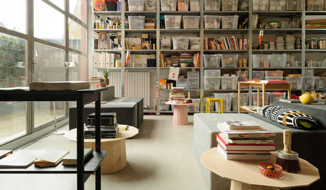 <strong>KARIMOKU NEW STANDARD｜カリモク ニュー スタンダード</strong>　ミラノサローネ2013　街のあちらこちらで、カリモク ニュー スタンダードがさまざまな形で展開されている