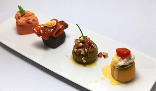 <strong>ペルー料理レストラン「bepocah（ベポカ）」</strong>　「カウサ」は、ジャガイモをマッシュしてアヒ（とうがらしの一種）とライムなどで味をつけ、チキン、タコ、エビ、カニなどをあしらった家庭料理。ケーキのように形作るなど、それぞれの家庭ごとに形状がちがうのもおもしろい