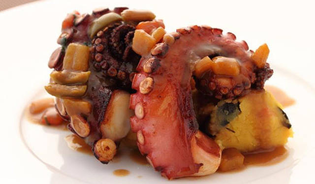 <strong>ペルー料理レストラン「bepocah（ベポカ）」</strong>　「Pulpo a la plancha」は、タコのシーフードソース鉄板焼き オリーブとトマト入りマッシュポテト添え