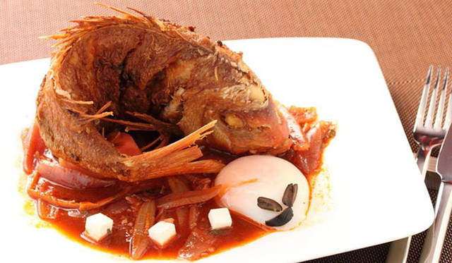 <strong>ペルー料理レストラン「bepocah（ベポカ）」</strong>　「Escabeche de chita」は、真鯛のフライ 玉ねぎ、トマト、ワインヴィネガーのソースのマリネ