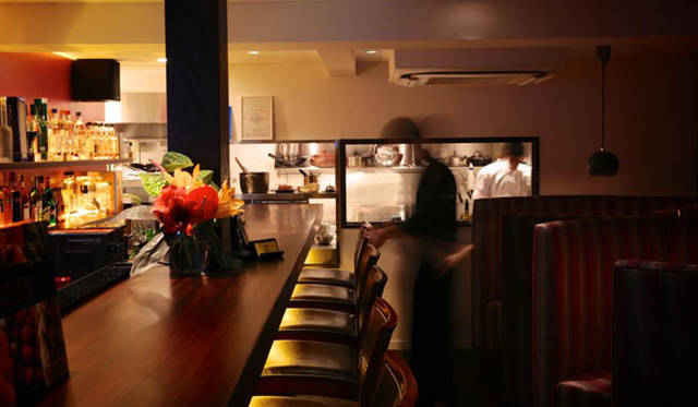 <strong>ペルー料理レストラン「bepocah（ベポカ）」</strong>　1階は、ペルーを代表する蒸留酒「ピスコ」が揃ったバーカウンターと円型ソファ席