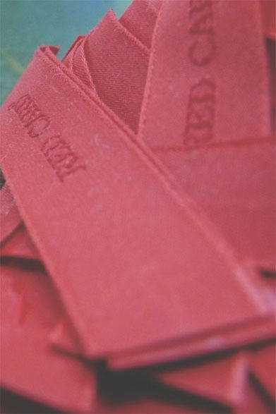 <strong>ESTNATION｜エストネーション</strong>　プロデューサー本澤裕治氏の掲げる3F（FABRIC / FIT / FINISH）をプロダクションに携わる一人一人の職人が忠実に再現し、生まれてくるのが「RED CARD」のデニム