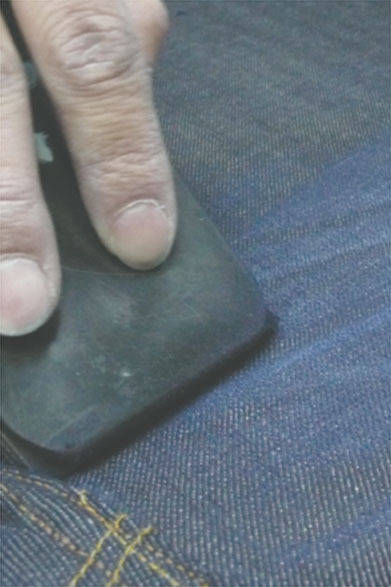 <strong>ESTNATION｜エストネーション</strong>　職人たちが目立たない場所までユーズド加工にこだわり、一本一本仕上げることで、あえてポケットのステッチデザインや、セルビッチなどの装飾がなくても重厚感のあるヴィンテージ感を表現することができる