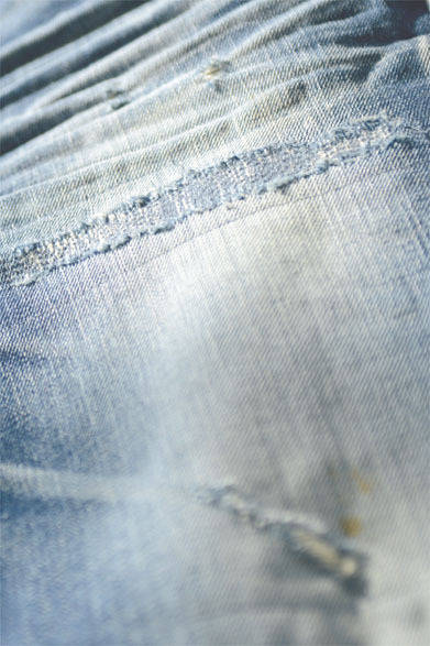 <strong>ESTNATION｜エストネーション</strong>　たんなるワークウェアとしてのデニムとは真逆の発想をもつ「RED CARD」は、機能面ばかりを追求するのではなく、きめ細やかな日本の感性が生み出した発想“進化版REAL DENIM”を提案する