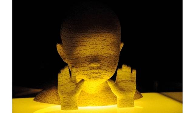 <strong>ART｜横浜美術館『Welcome to the Jungle　熱々！東南アジアの現代美術』</strong>　ティタルビ 《バヤン・バヤン・マハ・ケチル#9（小さきものの影）》 （部分）2010年、半磁、照明