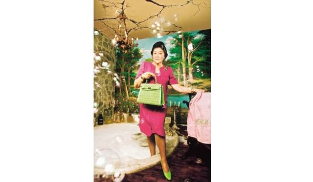 <strong>ART｜横浜美術館『Welcome to the Jungle　熱々！東南アジアの現代美術』</strong>　スティーヴ・ティロナ《イメルダ・コレクション#3》2006年、発色現像方式引画