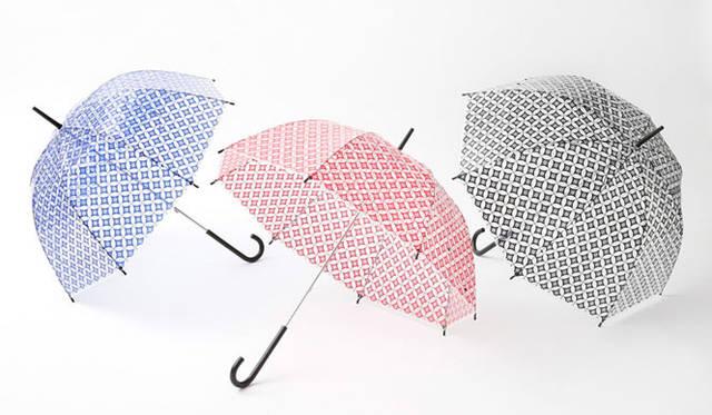 <strong>beautiful people｜ビューティフル ピープル</strong>　伊勢丹新宿店本館イベント「EDOMAE KAIHOKU」　江戸切子の“七宝”をアレンジした柄をプリント。ドーム型のコロンとした形が可愛い傘。「江戸切子柄ビニール傘」各1575円（イベント先行発売）