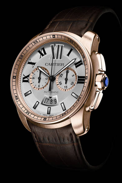 <strong>Cartier│カルティエ</strong>　Laziz Hamani © Cartier 2012<br />「カリブル ドゥ カルティエ クロノグラフ ウォッチ」ローマ数字インデックスにレイルウェイ分目盛をほどこした特徴的なインナーベゼル