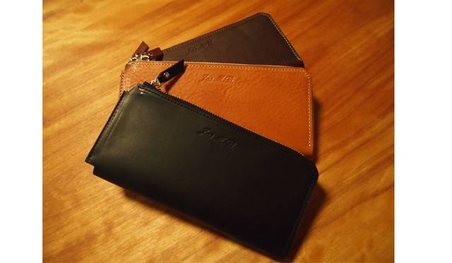 <strong>Jas-M.B.｜ジャスエムビー、国内唯一の路面店が代官山にオープン</strong>　ロング ウォレット ブラック、ブラウン、タン　2万4570円