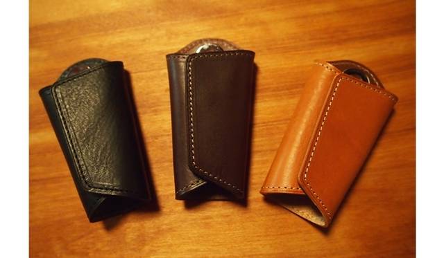 <strong>Jas-M.B.｜ジャスエムビー、国内唯一の路面店が代官山にオープン</strong>　キー ケース　ブラック、ブラウン、タン　各7560円