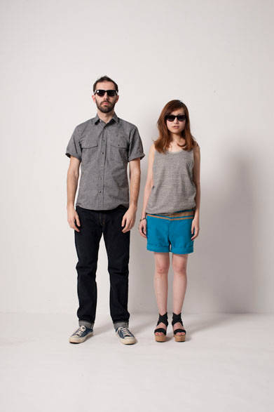 <strong>FUJITO｜フジト</strong>　 2013年夏コレクション　左／S/S Western Shirts1万6800円、Thea2万4150円、Eye Wear2万3100円。右／Tank Top6825円、Beach Shorts1万5750円、Eye Wear1万3650円