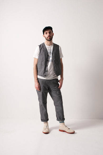 <strong>FUJITO｜フジト</strong>　 2013年夏コレクション　Gilet2万4150円、Print T-Shirts 02 5250円、Wide Trousers2万4150円、B/B Cap8400円、Sox1890円