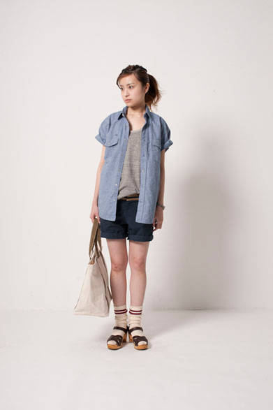 <strong>FUJITO｜フジト</strong>　 2013年夏コレクション　S/S Western Shirts1万6800円、Tank Top6825円、Beach Shorts1万5750円、Tote Bag M1万2600円、Sox1890円
