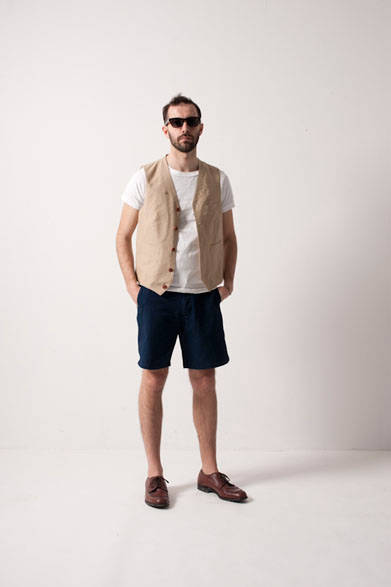 <strong>FUJITO｜フジト</strong>　 2013年夏コレクション　Gilet2万5200円、“fit”Pocket T Shorts6825円、Climbing Shorts1万6800円、Eye Wear2万3100円