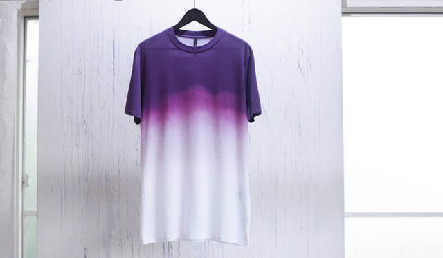 <strong>阪急メンズ東京｜ゴールデンウィーク</strong><br />T-SHIRT<br /><strong>Neil Barrett｜ニール・バレット<br />サンセットをイメージしたグラデーションが絶品</strong><br /><br />今シーズンは、Athleticism（運動競技）からのインスピレーションでコレクションを展開した「ニール・バレット」。着心地の良さと動きやすさを支えるのは、柔らかでしなやかな素材。肌になじみやすく着心地の良いソフトな素材に、「ニール・バレット」らしい“サンセット”をイメージしたホワイト×プラムの配色は阪急メンズ限定カラー。<br />Tシャツ1万6800円（阪急メンズ大阪2階／阪急メンズ東京2階）