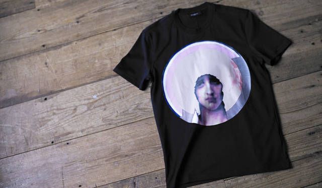 <strong>阪急メンズ東京｜ゴールデンウィーク</strong><br />T-SHIRT<br /><strong>Givenchy by Riccardo Tisci｜ジバンシィ バイ リカルド ティッシ<br />デザイナー、リカルド・ティッシのルーツを着る</strong><br /><br />敬虔なカトリックの家庭で生まれ、母と8人の姉に大きな影響を受けながら育ったデザイナー、リカルド・ティッシの強い宗教心によって展開された「ジバンシィ」の最新コレクション。アバンギャルドで、スピリチュアルな印象を強く打ち出したコーディネイトは、彼のルーツの旅そのもの。この阪急メンズ限定Tシャツは、マドンナのイコノグラフィーをプリントしている。<br />Tシャツ Colombian fit（オーバーサイズ）6万9300円／Cuban fit（ジャストフィット）5万9850円（阪急メンズ大阪2階／阪急メンズ東京2階）