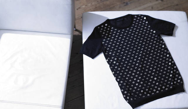 <strong>阪急メンズ東京｜ゴールデンウィーク</strong><br />KNIT<br /><strong>CoSTUME NATIONAL｜コスチューム ナショナル<br />コレクションテーマを美しく表現したハトメニット</strong><br /><br />デヴィッド・ボウイの『アフリカン・ナイト・フライト』にインスパイアされた今シーズンのコレクションは、ポストパンク・ニューウェーブとサファリの融合がテーマ。ミラノのランウェイでも注目を浴びたこのハトメニットは、ミニマルなデザインのなかに挑戦的かつ、ワイルドなエッセンスを折り込んだ今シーズンのキーアイテムだ。<br />ハトメニット10万3950円（阪急メンズ東京2階）