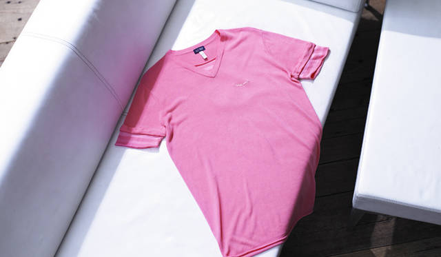 <strong>阪急メンズ東京｜ゴールデンウィーク</strong><br />KNIT<br /><strong>ARMANI JEANS｜アルマーニ ジーンズ<br />レイヤード使いに大人の遊び心が感じられるニットT</strong><br /><br />「アルマーニ」の洗練されたジーンズラインとしてスタートし、現在はトータルブランドとして大人のカジュアルスタイルを提案するアルマーニ ジーンズ。今シーズンはディテールとクオリティにこだわったマリンテイストなアイテムが登場。阪急メンズ限定ニットは、レーヨン混で肌触りのよい質感が楽しめるレイヤード風ニットTシャツ。襟と袖口のフェイクレイヤードに注目。<br />ニットTシャツ1万8900円（阪急メンズ東京4階）