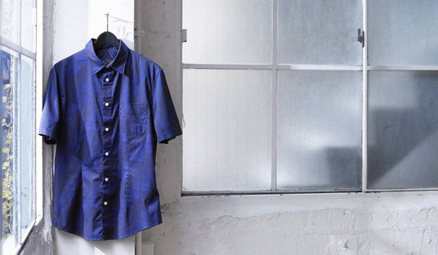 <strong>阪急メンズ東京｜ゴールデンウィーク</strong><br />SHIRT<br /><strong>ARMANI JEANS｜アルマーニ ジーンズ<br />深く美しいブルーにパターンが映えるシャツ</strong><br /><br />「アルマーニ」ならではのラグジュアリーとエレガンスをミックスさせてカジュアルなアイテムに昇華させることを得意とするアルマーニ ジーンズから、ストレッチが入ったスリムシルエットのシャツが阪急メンズ限定で登場。海を連想させるきれいなブルーは、デニムとはもちろん、トレンドのカラーボトムスとも相性抜群。リゾート地でハッピーに着こなそう。<br />シャツ1万6800円（阪急メンズ東京4階）