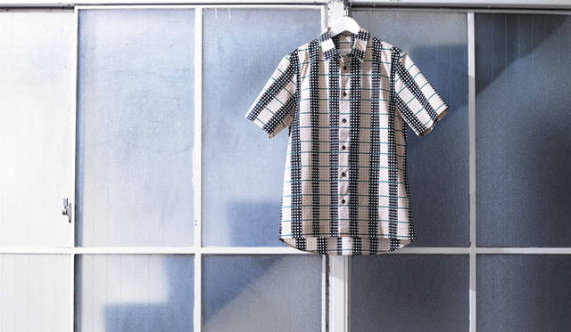 <strong>阪急メンズ東京｜ゴールデンウィーク</strong><br />SHIRT<br /><strong>MARNI｜マルニ<br />裾出し一枚で着ても、すっきりとマルニの世界</strong><br /><br />清潔感あるデザインとパターンの絶妙なバランスで独自の世界観を展開するマルニ。長袖で人気の高いドットの配列がチェックに見える幾何学柄のシャツが、阪急メンズ限定として半袖で登場。袖は袖口を折り返した二重袖によりきれいなボリュームを出し、前裾はストレートカット、後ろはカーブというデザインになっている。<br />シャツ4万6200円（阪急メンズ大阪2階「ガラージュ D.エディット」／阪急メンズ東京2階）