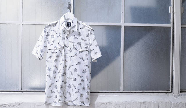 <strong>阪急メンズ東京｜ゴールデンウィーク</strong><br />SHIRT<br /><strong>McQ Alexander McQueen｜マックキュー アレキサンダー・マックイーン<br />ハイブリッドな昆虫プリント×ミリタリーに注目</strong><br /><br />「マックキュー アレキサンダー・マックイーン」の今シーズンは、ウイングやタトゥーのモチーフなど、インパクト大のアイテムが多く揃う。そのなかでも、阪急メンズ限定のハイブリッドな昆虫プリントのソフトミリタリーシャツは、今シーズンのキーアイテム。<br />シャツ2万9400円（阪急メンズ東京4階）